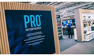 Pro Center -osasto ja yritysmyyjä Tammiston myymälässä