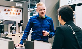 Pro Center -myyjä ja asiakas myymälässä keskustelemassa