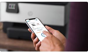 Henkilö käyttää Instant Ink -sovellusta puhelimellaan