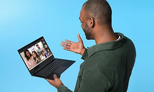 Mies pitelee Windows 11 -kannettavaa