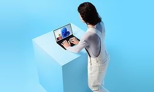 Nainen työskentelee Windows 11-kannettavalla