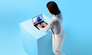 Nainen työskentelee Windows 11-kannettavalla