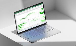 Windows 11 kannettava valkoisella pöydällä