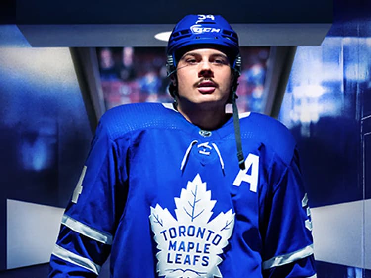 Sinisiin Toronto Maple Leafs joukkueen varusteisiin pukeutunut NHL-pelaaja ja teksti EA SPORTS NHL 22