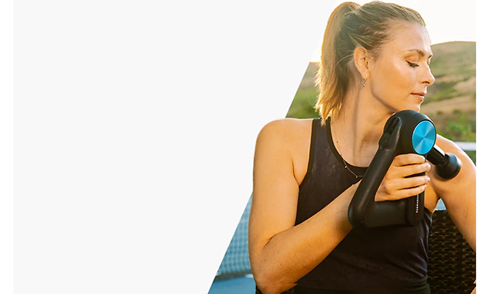 Maria Sharapova hieroo olkavarttaan Theragun-laitteella
