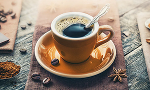 Espressokuppi, ympärillä kahvipapuja