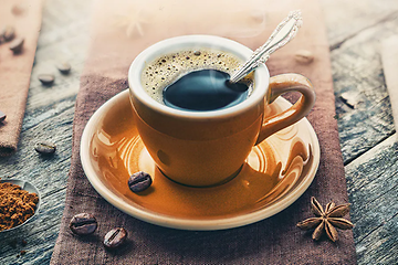 Espressokuppi, ympärillä kahvipapuja