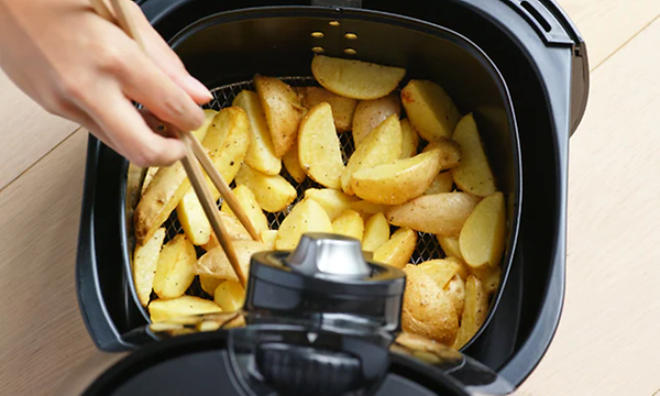Pilkottuja perunoita Airfryer-kiertoilmakypsentimessä