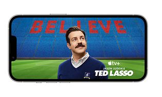 Kuva Apple TV+:n Ted Lasso-sarjasta puhelimen näytöllä