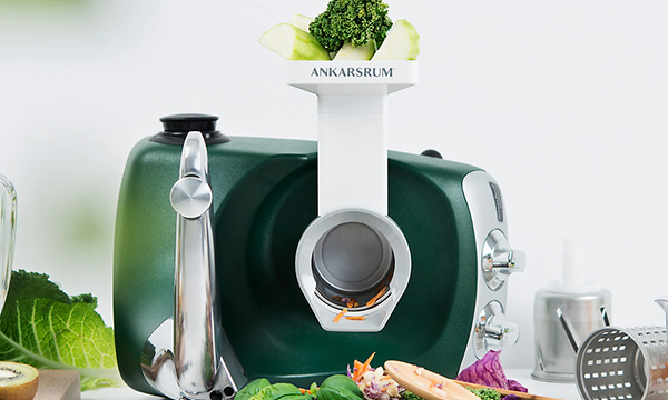 Ankarsrum -keittiökone, jolla leikataan erilaisia ​​vihanneksia ja parsakaali koneen päällä