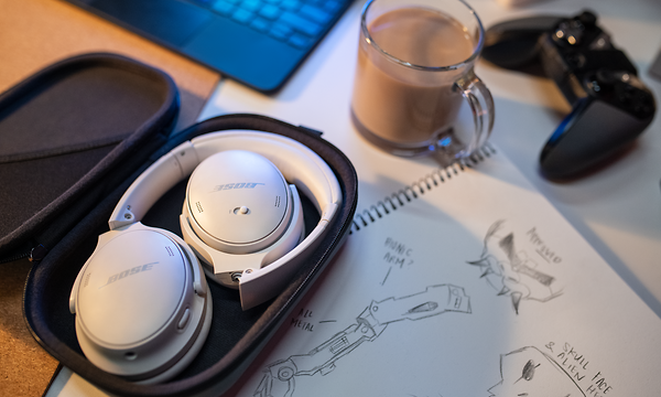 Bose QC45 -kuulokkeet kotelossa pöydällä