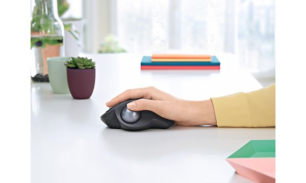 Käsi ergonomisen hiiren päällä