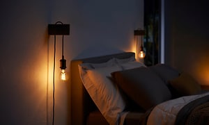 Philips Hue -lamput sängyn molemmilla puolilla.