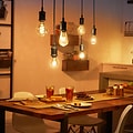Philips Hue -lamput ruokapöydän yläpuolella.