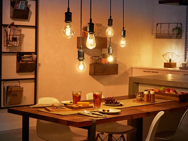 Philips Hue -lamput ruokapöydän yläpuolella.