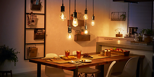 Philips Hue -lamput ruokapöydän yläpuolella.