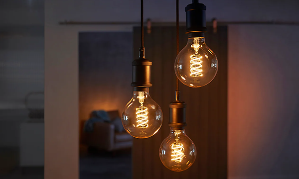 Kolme Philips Hue Filament-lamppua roikkuu katosta