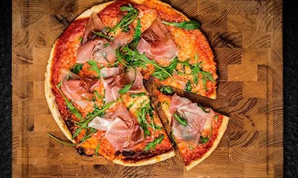 Pizza leikkuulaudalla