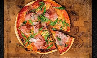 Pizza leikkuulaudalla
