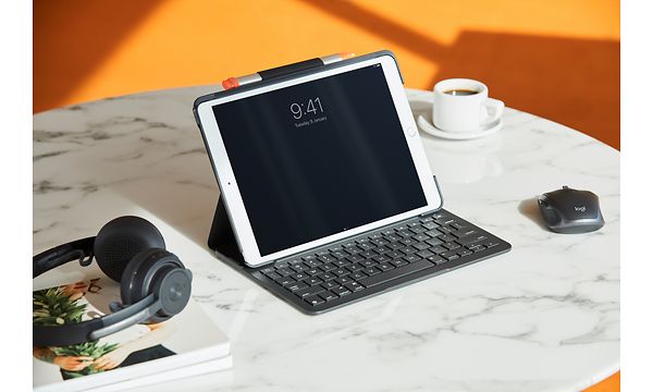 Logitech Slim Folio Pro sekä tabletti pöydällä