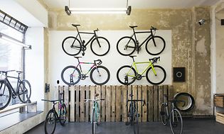 Seinään kiinnitetty Arlo Pro -kamera valvoo pyöräkauppaa