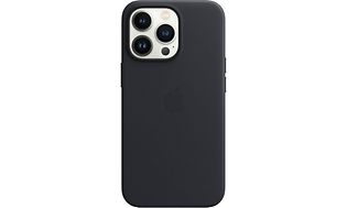 iPhone 13 Pro -puhelin mustalla suojakuorella