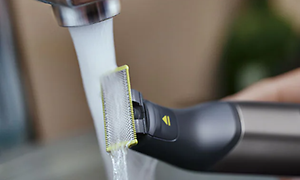 Philips OneBlade Pro huuhdellaan juoksevan veden alla