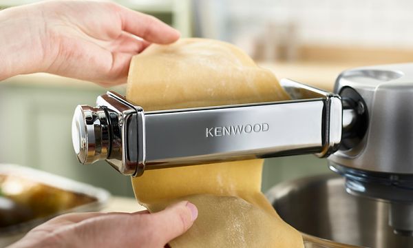 SDA - Keittiölaitteet - Nainen valmistaa tuorepastaa Kenwood-yleiskoneella