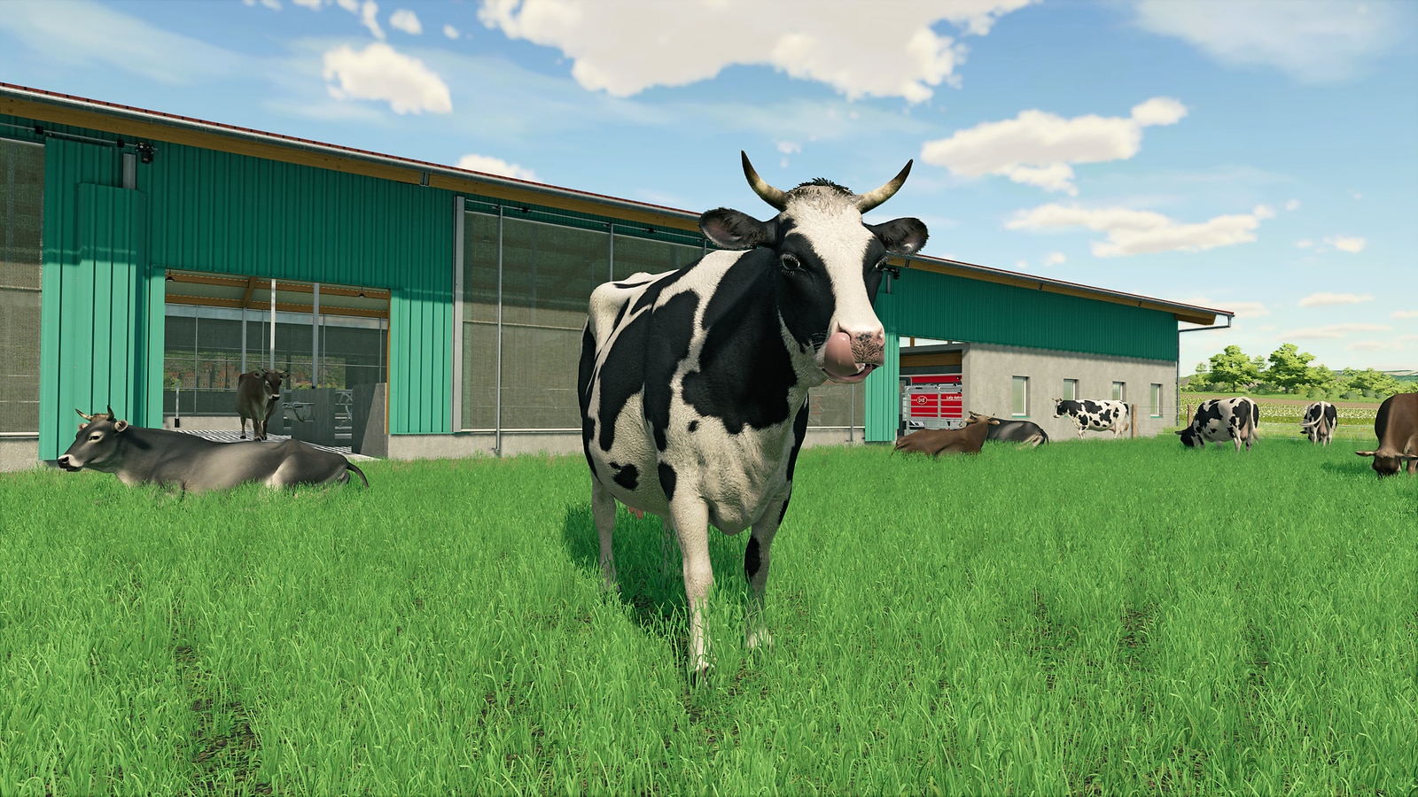 Kuvakaappaus Farming Simulator 22 -pelistä, jossa lehmiä navetan edessä