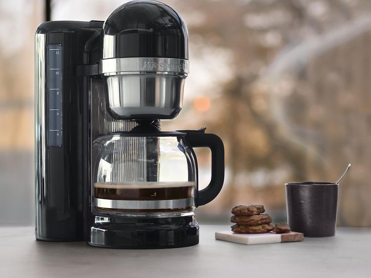 Musta KitchenAid-kahvinkeitin keittiön työtasolla