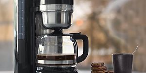 Musta KitchenAid-kahvinkeitin keittiön työtasolla
