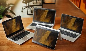 Neljä HP EliteBook -kannettavaa puupöydällä