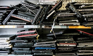 Kierrätys - tietokone - Vanhoja kannettavia tietokoneita hyllyssä