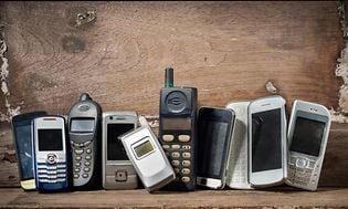 Vanhoja matkapuhelimia rivissä vierekkäin