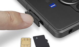 Henkilö avaa sormellaan Sony Xperia PRO-I-puhelimen muistikorttipaikkaa
