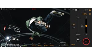 Kuvakaappaus Xperia PRO-I:n näytöstä, jossa näkyy rullaluistimilla kameran yli hyppäävä mies