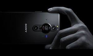 Henkilö pitelee Sony Experia PRO-I -puhelinta kädessään