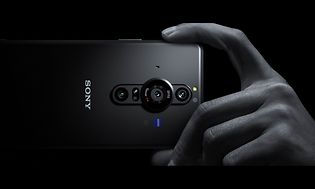 Henkilö pitelee Sony Experia PRO-I -puhelinta kädessään