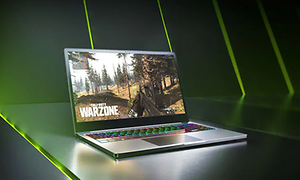 Pelikannettava CoD Warzone pelin ollessa ruudulla