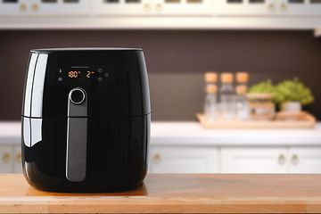 Musta airfryer-laite keittiön työtasolla