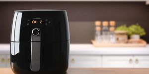 Musta airfryer-laite keittiön työtasolla