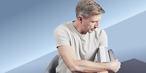 Withings - Mies mittaa verenpainettaan Withingsin verenpainemittarilla