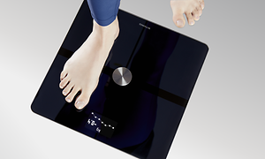 Withings - Nainen seisoo Withings-älyvaa'alla