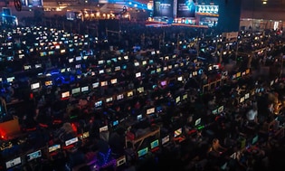 LAN-tapahtuma jossa valtava määrä pelaajia on kokoontunut pelaamaan messuhalliin