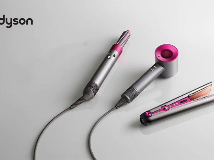 Kolme erilaista Dyson-hiustenmuotoilulaitetta vierekkäin sekä Dyson-logo
