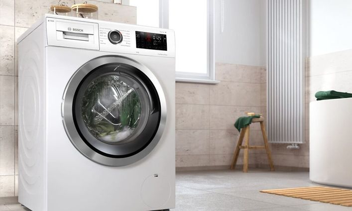 Bosch-pyykinpesukone vaalen beige-valkoisessa tyylikkäässä kylpyhuoneessa
