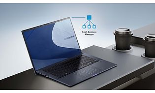 Asus Expertbook -kannettava tietokone pöydällä, jossa on tarjoiltuna kahvia
