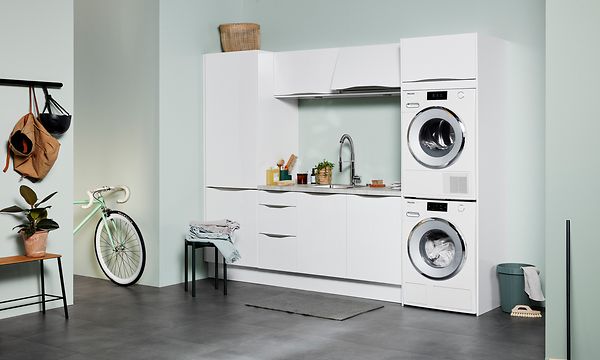 Valkoinen EPOQ Gloss white kodinhoitohuone avoratkaisulla sekä integroidulla pesutornilla
