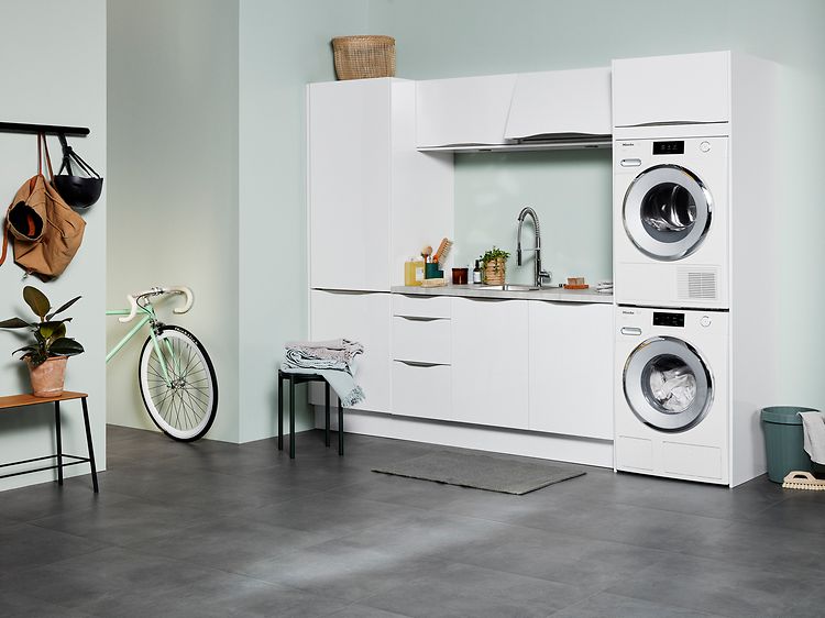 Valkoinen EPOQ Gloss white kodinhoitohuone avoratkaisulla sekä integroidulla pesutornilla