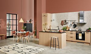 Beige puukuvioinen EPOQ Shaker keittiö avokeittiöratkaisulla, ruokailuryhmä, keittiösaarreke sekä liesituuletin